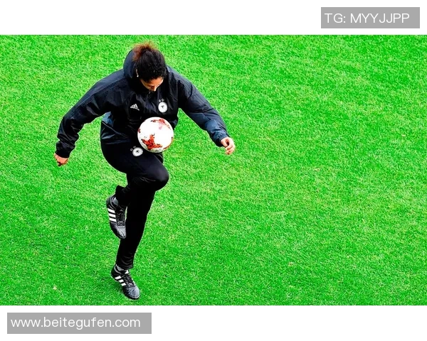 掌握足球颠球技巧的全面教学指南与实用训练方法分享